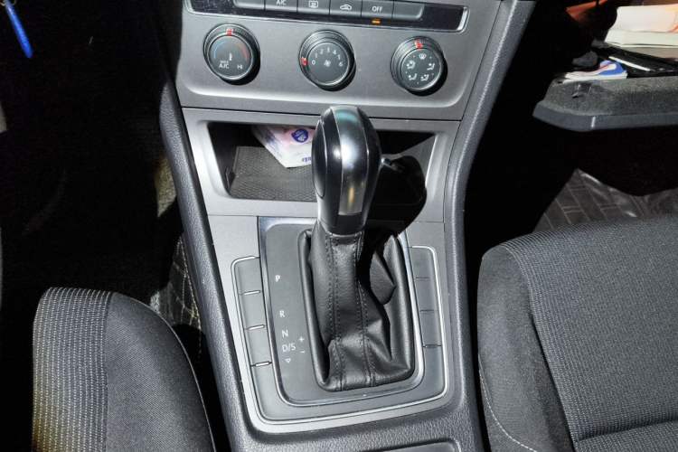 Used Volkswagen Golf 2015 1.6L Automatic Fashion Model Gear Lever