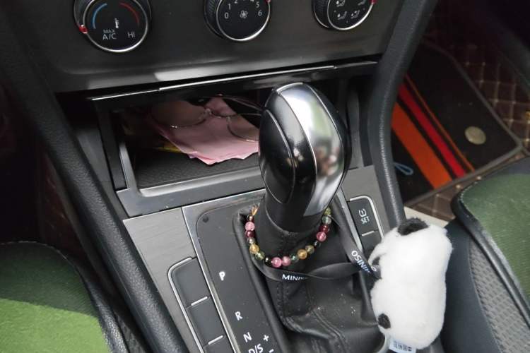 Used Volkswagen Golf 2015 1.6L Automatic Comfort Model Gear Lever