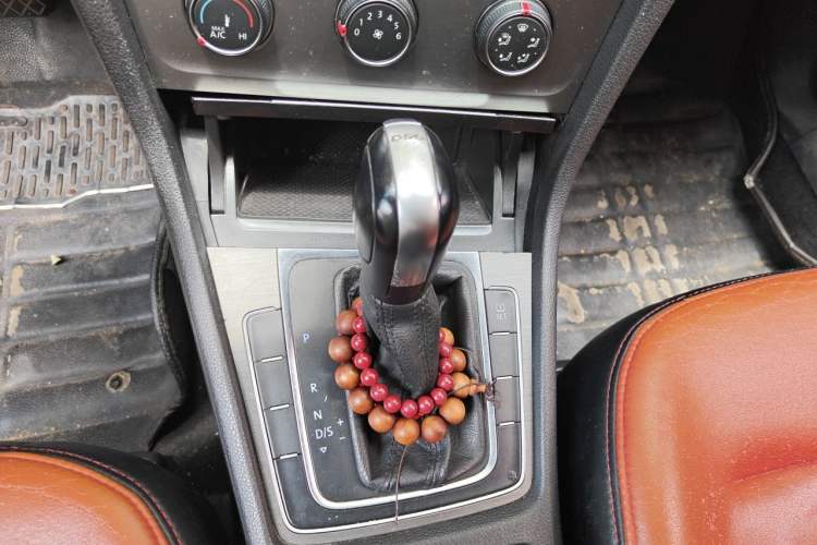 Used Volkswagen Golf 2015 1.4TSI Automatic Comfort Model Gear Lever