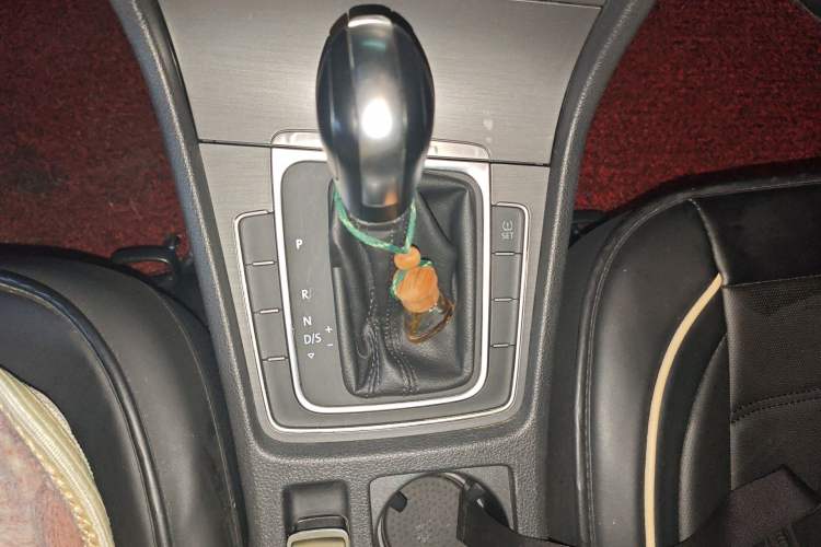 Used Volkswagen Golf 2015 1.6L Automatic Comfort Model Gear Lever