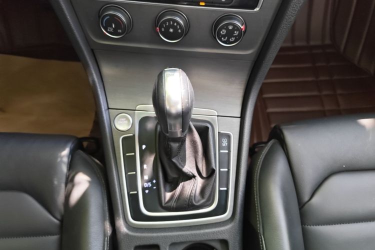 Used Volkswagen Golf 2015 1.4TSI Automatic Luxury Model Gear Lever