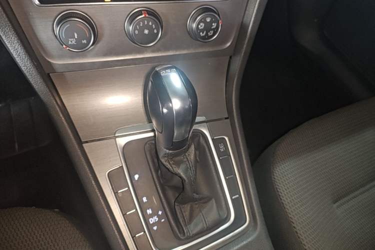 Used Volkswagen Golf 2015 1.4TSI Automatic Comfort Model Gear Lever