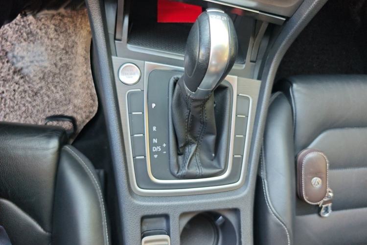 Used Volkswagen Golf 2015 1.4TSI Automatic Luxury Model Gear Lever