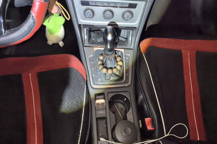 Used Volkswagen Golf 2015 1.4TSI Automatic Comfort Model Gear Lever