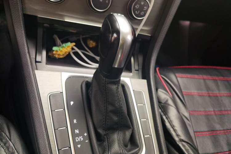 Used Volkswagen Golf 2015 1.4TSI Automatic Comfort Model Gear Lever