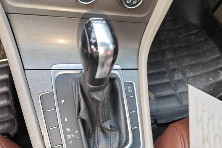 Used Volkswagen Golf 2015 1.4TSI Automatic Comfort Model Gear Lever