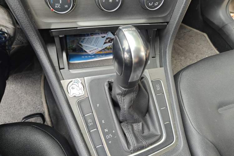 Used Volkswagen Golf 2015 1.2TSI Automatic Comfort Model Gear Lever