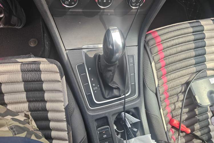 Used Volkswagen Golf 2015 1.4TSI Automatic Comfort Model Gear Lever