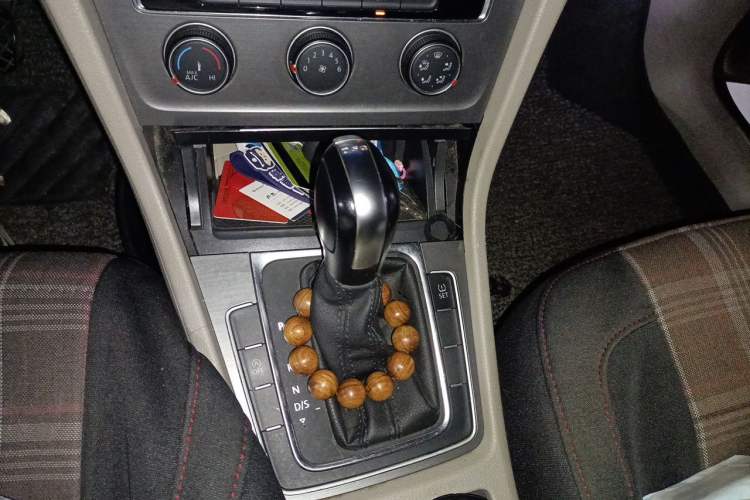 Used Volkswagen Golf 2015 1.2TSI Automatic Comfort Model Gear Lever