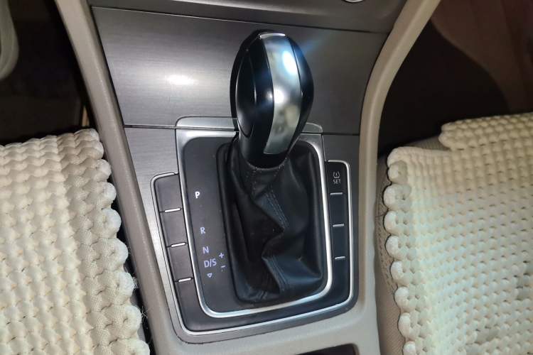 Used Volkswagen Golf 2015 1.6L Automatic Comfort Model Gear Lever