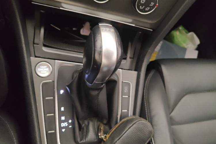 Used Volkswagen Golf 2015 1.4TSI Automatic Luxury Model Gear Lever