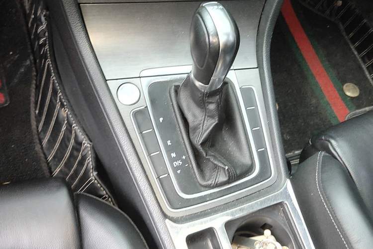 Used Volkswagen Golf 2015 1.4TSI Automatic Luxury Model Gear Lever