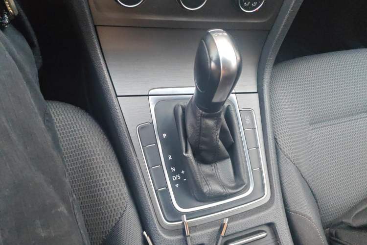 Used Volkswagen Golf 2015 1.4TSI Automatic Comfort Model Gear Lever