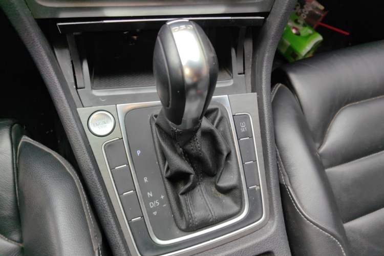Used Volkswagen Golf 2015 1.4TSI Automatic Luxury Model Gear Lever