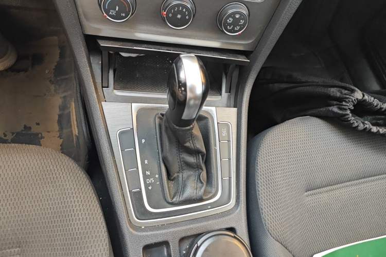 Used Volkswagen Golf 2015 1.6L Automatic Comfort Model Gear Lever