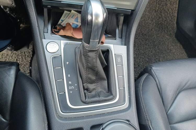 Used Volkswagen Golf 2015 1.4TSI Automatic Luxury Model Gear Lever