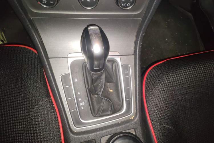 Used Volkswagen Golf 2015 1.6L Automatic Comfort Model Gear Lever