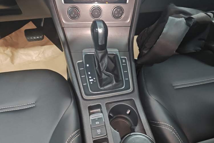 Used Volkswagen Golf 2015 1.6L Automatic Comfort Model Gear Lever