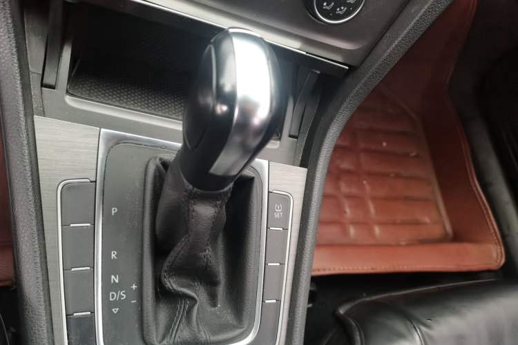Used Volkswagen Golf 2015 1.6L Automatic Comfort Model Gear Lever