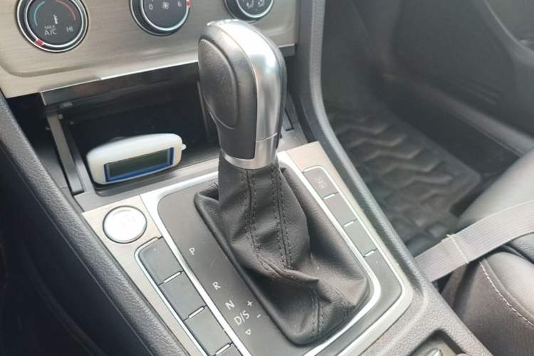Used Volkswagen Golf 2015 1.4TSI Automatic Luxury Model Gear Lever