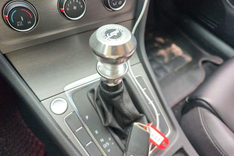 Used Volkswagen Golf 2015 1.4TSI Automatic Luxury Model Gear Lever