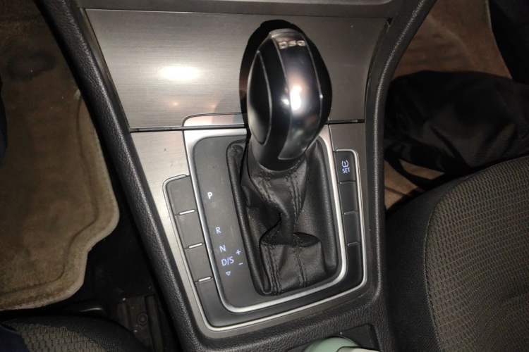 Used Volkswagen Golf 2015 1.4TSI Automatic Comfort Model Gear Lever