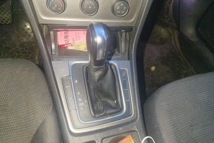 Used Volkswagen Golf 2015 1.6L Automatic Comfort Model Gear Lever