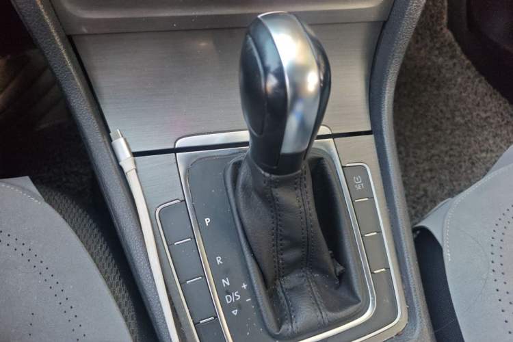 Used Volkswagen Golf 2015 1.6L Automatic Comfort Model Gear Lever
