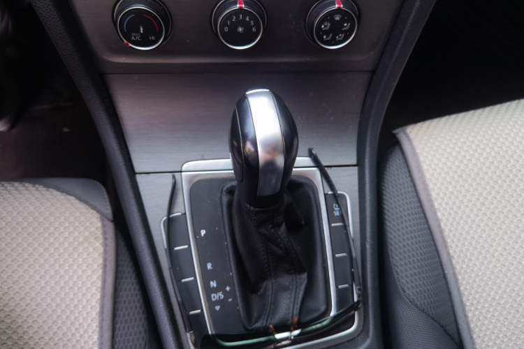 Used Volkswagen Golf 2015 1.6L Automatic Comfort Model Gear Lever