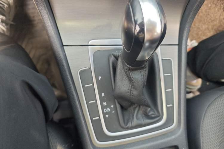 Used Volkswagen Golf 2015 1.4TSI Automatic Comfort Model Gear Lever