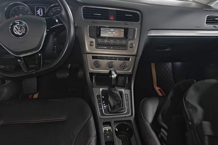 Used Volkswagen Golf 2015 1.4TSI Automatic Comfort Model Gear Lever