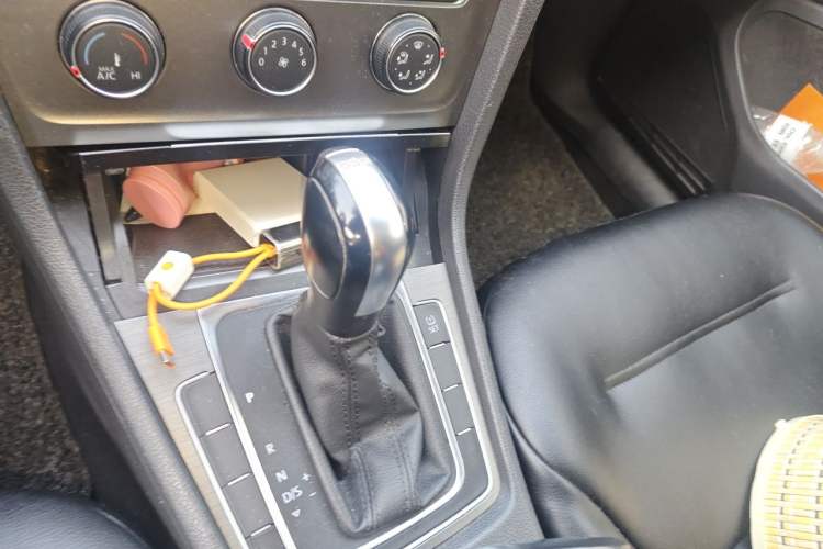 Used Volkswagen Golf 2015 1.4TSI Automatic Comfort Model Gear Lever