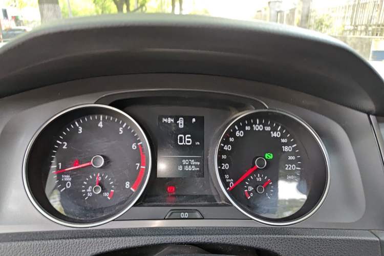 Used Volkswagen Golf 2015 1.6L Automatic Fashion Model Instrument Cluster