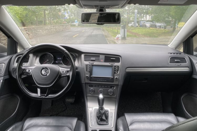 Used Volkswagen Golf 2015 1.4TSI Automatic Luxury Model Interior 1