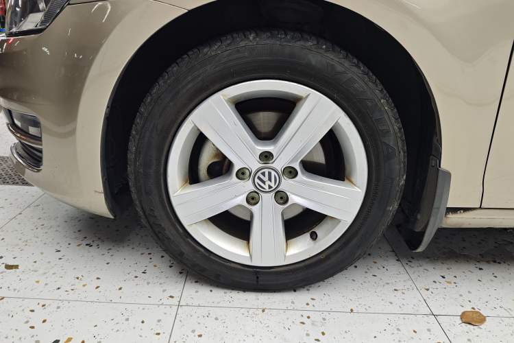Used Volkswagen Golf 2015 1.6L Automatic Comfort Model Left Front Wheel Hub
