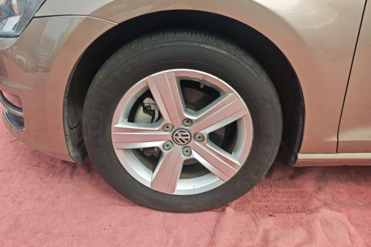 Used Volkswagen Golf 2015 1.4TSI Automatic Comfort Model Left Front Wheel Hub