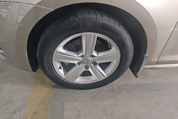 Used Volkswagen Golf 2015 1.4TSI Automatic Comfort Model Left Front Wheel Hub