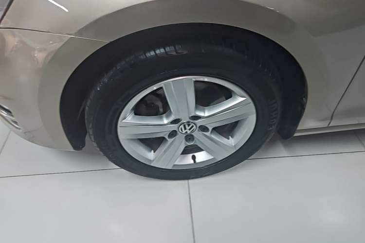 Used Volkswagen Golf 2015 1.6L Automatic Comfort Model Left Front Wheel Hub