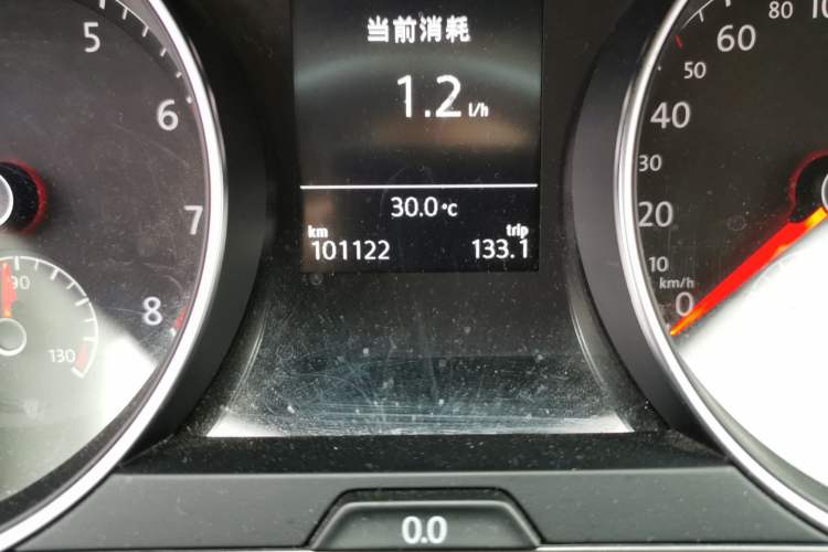 Used Volkswagen Golf 2015 1.4TSI Automatic Comfort Model Odometer Close Up