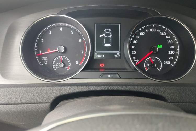 Used Volkswagen Golf 2015 1.4TSI Automatic Luxury Model Odometer Close Up