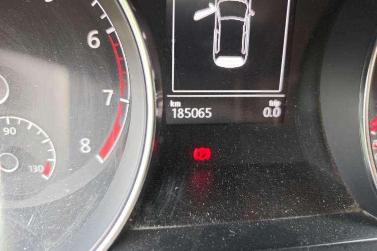 Used Volkswagen Golf 2015 1.4TSI Automatic Comfort Model Odometer Close Up