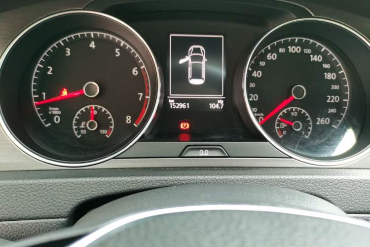 Used Volkswagen Golf 2015 1.6L Automatic Fashion Model Odometer Close Up