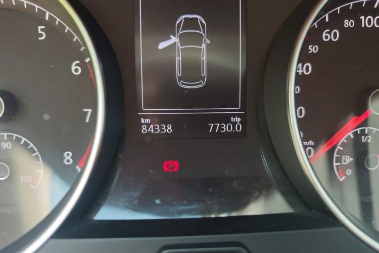 Used Volkswagen Golf 2015 1.4TSI Automatic Comfort Model Odometer Close Up