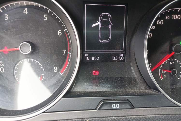 Used Volkswagen Golf 2015 1.4TSI Automatic Comfort Model Odometer Close Up