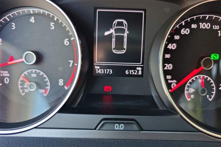 Used Volkswagen Golf 2015 1.4TSI Automatic Luxury Model Odometer Close Up