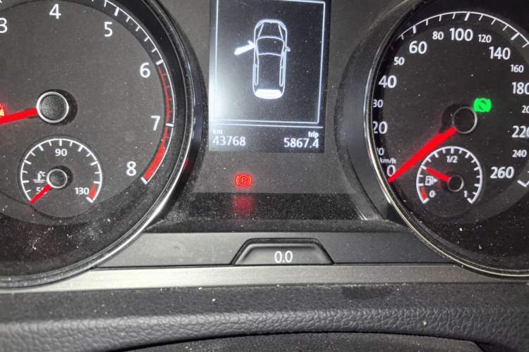 Used Volkswagen Golf 2015 1.4TSI Automatic Comfort Model Odometer Close Up