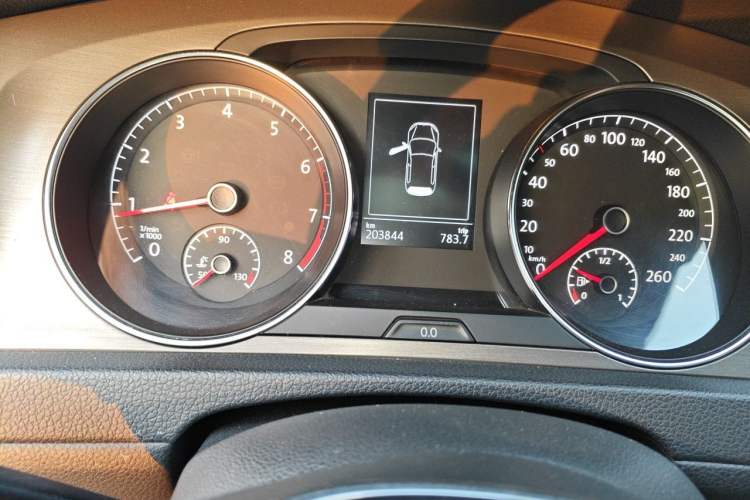 Used Volkswagen Golf 2015 1.4TSI Automatic Comfort Model Odometer Close Up
