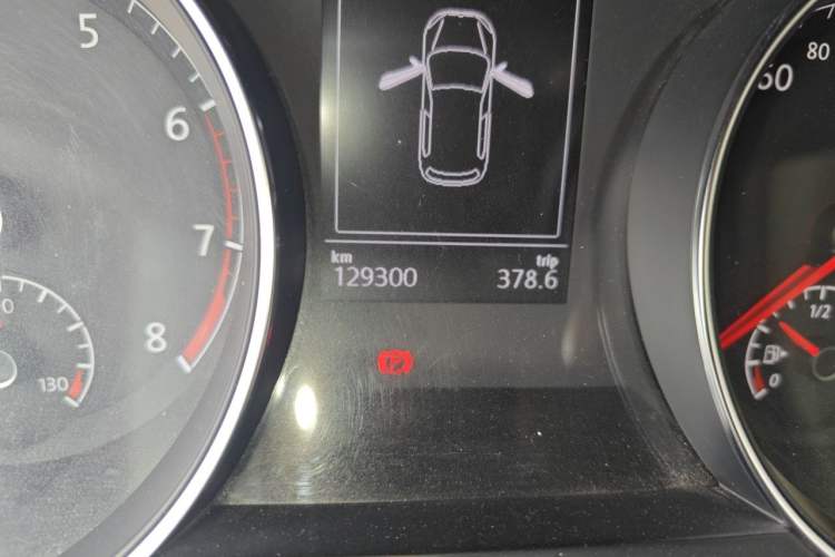 Used Volkswagen Golf 2015 1.2TSI Automatic Comfort Model Odometer Close Up