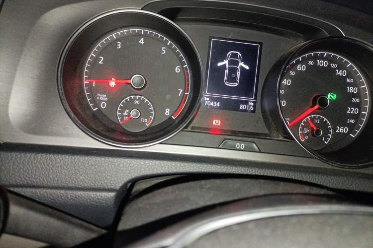 Used Volkswagen Golf 2015 1.2TSI Automatic Comfort Model Odometer Close Up
