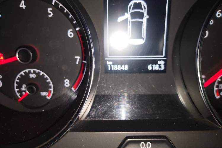 Used Volkswagen Golf 2015 1.4TSI Automatic Comfort Model Odometer Close Up